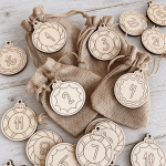 Boules de Noël en bois numérotées